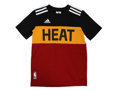 Adidas Camiseta Niño NBA Heat Winter Hoops (negro/amarillo/granate)