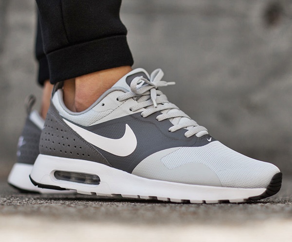 nike gris con blanco