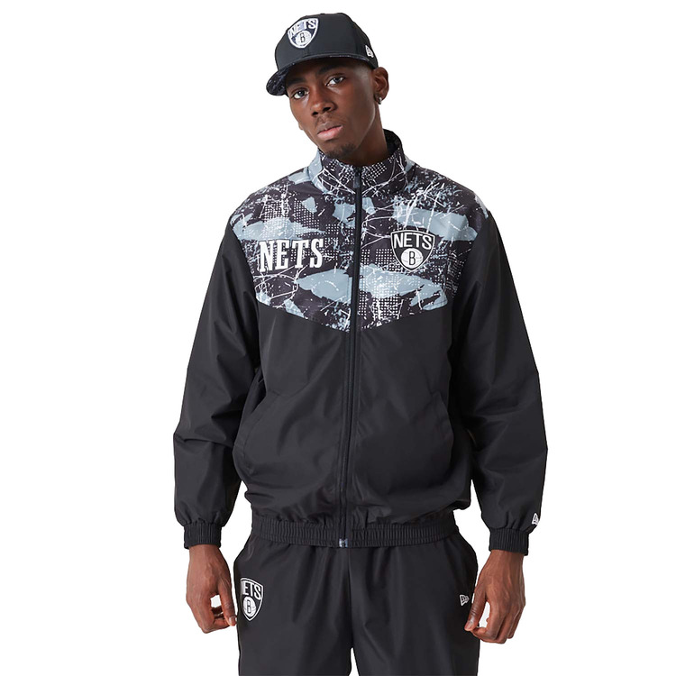 Adicionar ao carrinho New Era NBA Brooklyn Nets AOP Panel Track Jacket New Era NBA Brooklyn Nets AOP Panel Track Jacket