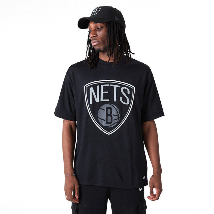 Adicionar ao carrinho New Era NBA Brooklyn Nets Outline Mesh Oversized Tee New Era NBA Brooklyn Nets Outline Mesh Oversized Tee