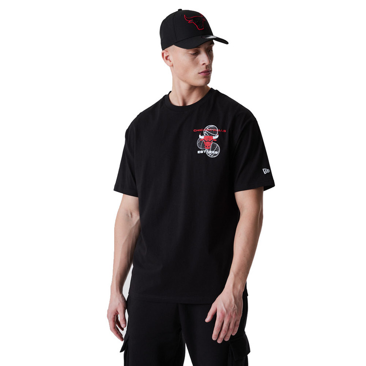 Adicionar ao carrinho New Era NBA Chicago Bulls Basketball Graphic Tee "Black" New Era NBA Chicago Bulls Basketball Graphic Tee "Black"