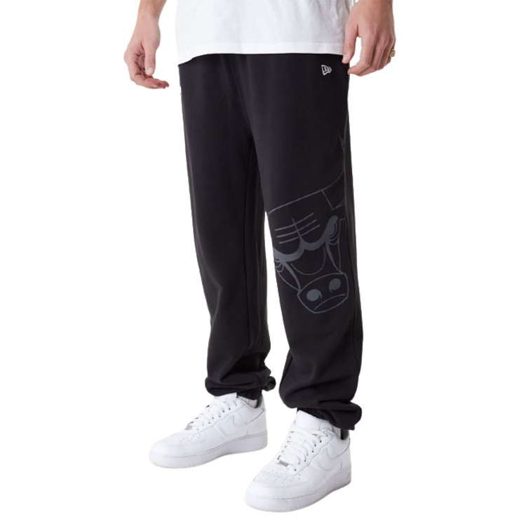 Adicionar ao carrinho New Era NBA Chicago Bulls NBA Logo Joggers "Black" New Era NBA Chicago Bulls NBA Logo Joggers "Black"