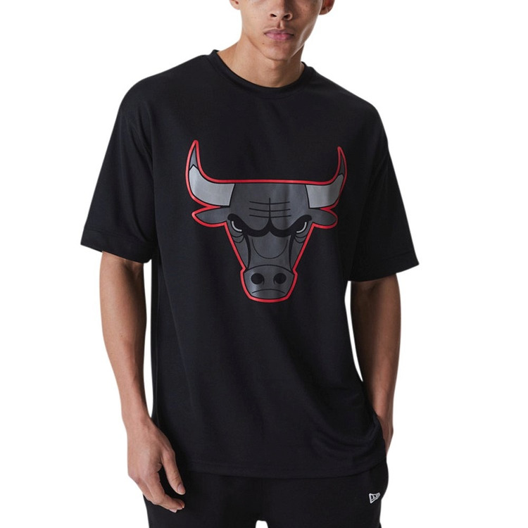 Adicionar ao carrinho New Era NBA Chicago Bulls Outline Mesh Oversized Tee New Era NBA Chicago Bulls Outline Mesh Oversized Tee