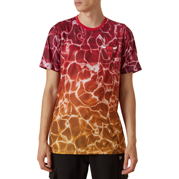 Adicionar ao carrinho New Era NBA Chicago Bulls Team Colour Water Print T-Shirt New Era NBA Chicago Bulls Team Colour Water Print T-Shirt