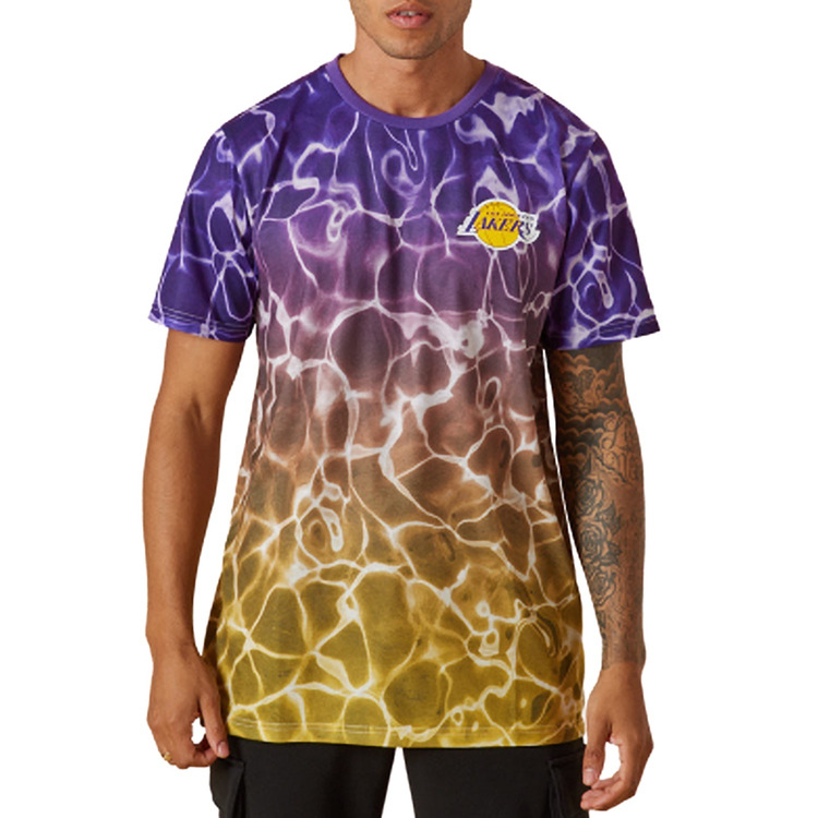 Adicionar ao carrinho New Era NBA L.A Lakers Team Colour Water Print T-Shirt New Era NBA L.A Lakers Team Colour Water Print T-Shirt