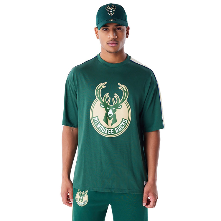 Adicionar ao carrinho New Era NBA Milwaukee Bucks Panel Oversized T-Shirt New Era NBA Milwaukee Bucks Panel Oversized T-Shirt