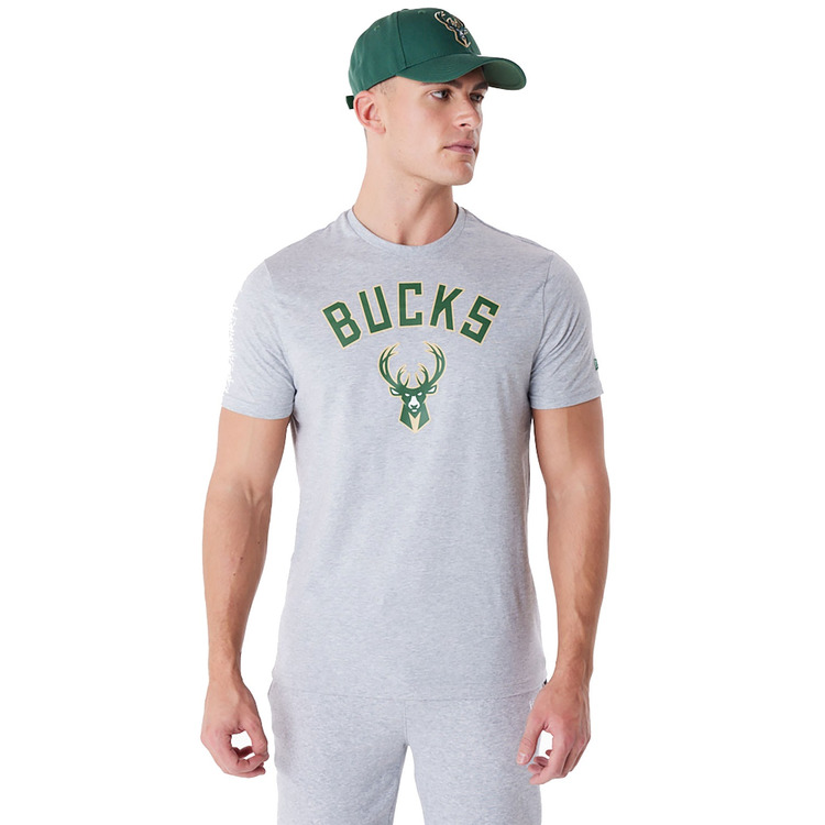 Adicionar ao carrinho New Era NBA Milwaukee Bucks Regular T-Shirt "Grey" New Era NBA Milwaukee Bucks Regular T-Shirt "Grey"