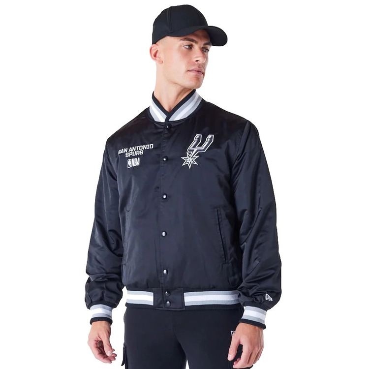 Adicionar ao carrinho New Era NBA Spurs Satin Bomber Jacket "Black" New Era NBA Spurs Satin Bomber Jacket "Black"