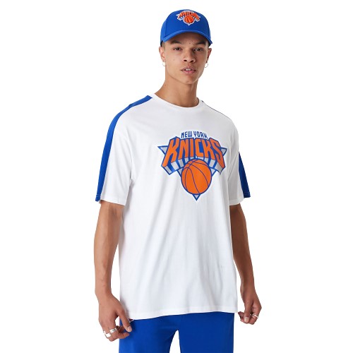 https://www.manelsanchez.pt/uploads/media/images/new-era-nba-new-york-knicks-colour-block-oversized-t-shirt-1.jpg